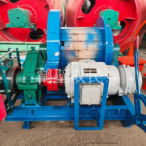 鑿井絞車廠家生產的JT-0.8×0.6P礦用提升絞車發貨！