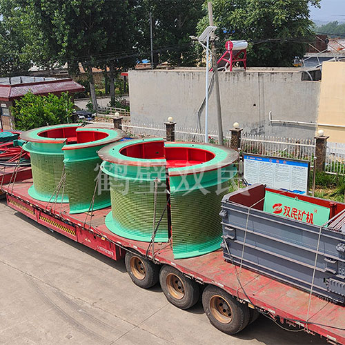 鑿井絞車廠家鶴壁雙民發往新疆的3米雙筒礦井提升機裝車出貨！